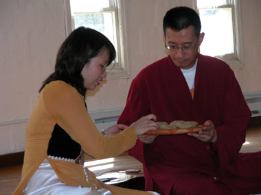 Thiền trà - truyền bánh cho nhau (2) 