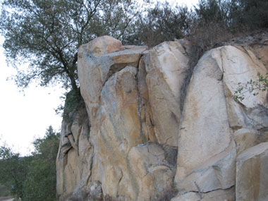 Đất đá tại tu viện Lộc Uyển 
