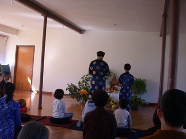 Bác Tâm Trung Hiếu và cháu Tâm Cam Lộ dâng hương và đọc sớ