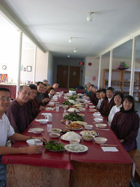 Tăng thân ăn giỗ